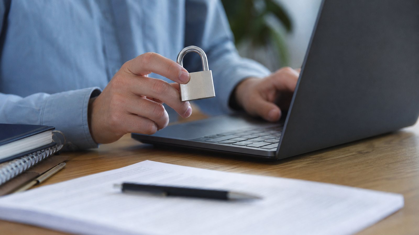 Poste de travail sécurisé par mot de passe, cadenas symbolisant la protection des données dans un bureau